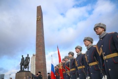 К Монументу героическим защитникам Ленинграда возложили цветы