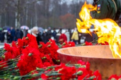 Сотрудники Жилищного комитета возложили цветы к мемориалу жертвам блокадного Ленинграда