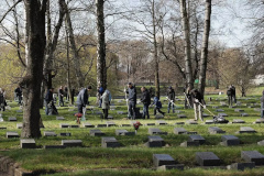 Губернатор и спикер ЗакСа приняли участие в благоустройстве мемориалов на Пискаревском кладбище