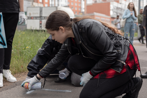 В Петербурге с участием модели прошла традиционная акция по закраске рекламы психоактивов