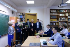 Константин Серов поблагодарил учительницу русского языка и литературы школы № 444