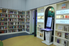 Александр Беглов посетил Малоохтинскую библиотеку в ходе рабочего объезда Красногвардейского района