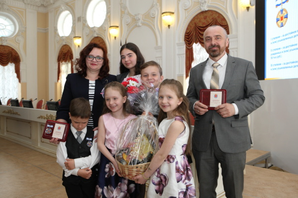 Семья Мельниковых удостоена награды за заслуги в воспитании детей