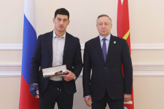 Александр Беглов поздравил боксера Дмитрия Бивола с присвоением звания «Заслуженный мастер спорта России»
