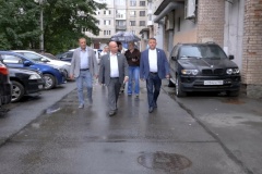 Глава Калининского района посетил дом на проспекте Культуры, чтобы увидеть позитивные изменения после смены управляющей компании