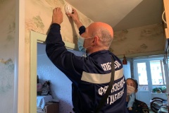 Сотрудники ОНДПР Фрунзенского района установили пожарные извещатели в квартирах одиноких пожилых людей