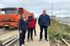 Проверка работ по улучшению дорог и тротуаров около социальных объектов в Пушкинском районе