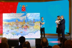 Александр Беглов передал директору выставки «Россия»  Наталье Виртуозовой панораму современного Петербурга, созданную художниками и посетителями стенда города