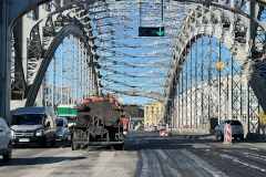 На разводном пролете Большеохтинского моста ведется укладка асфальта