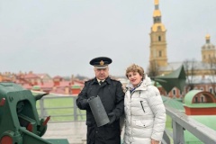 Признание труда женщин: Директор школы №606 Марина Шмулевич произвела полуденный выстрел с Нарышкина бастиона