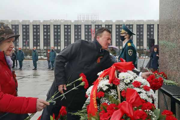 Цветы возложили к Монументу героическим защитникам Ленинграда