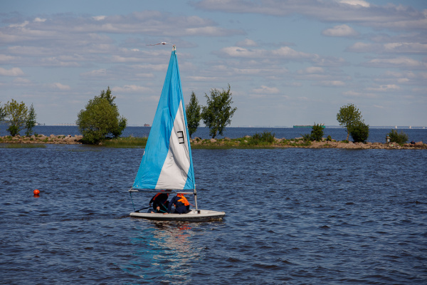 "Стрельнинский берег" поднимает паруса