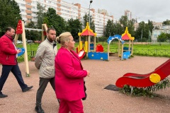По поручению главы администрации Выборгского района проверили содержание внитриквартальной территории