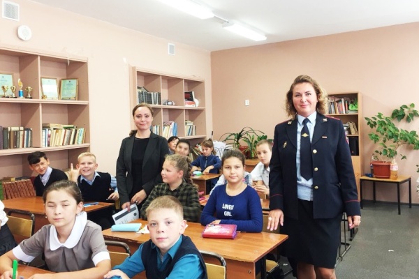 Полицейские Фрунзенского района повышают уровень правосознания школьников