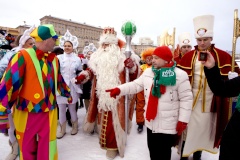 Всероссийский Дед Мороз открыл на Московской площади парк ледовых скульптур и поздравил петербуржцев с Новым годом