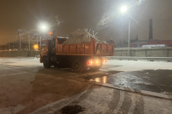 С начала зимнего сезона «снежные» пункты Петербурга приняли 2000 кубометров снега