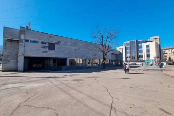 Полувековой дуб рядом со станцией метро «Удельная» сохранят