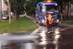 Жаркую середину лета дорожники сопровождали водными процедурами
