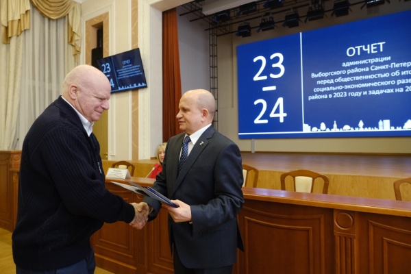 Виктор Полунин наградил 3 жителей района знаком «За заслуги перед Выборгским районом Санкт‑Петербурга»