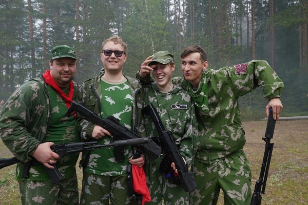 Игра в военно-тактический лазертаг состоялась в поселке Рощино