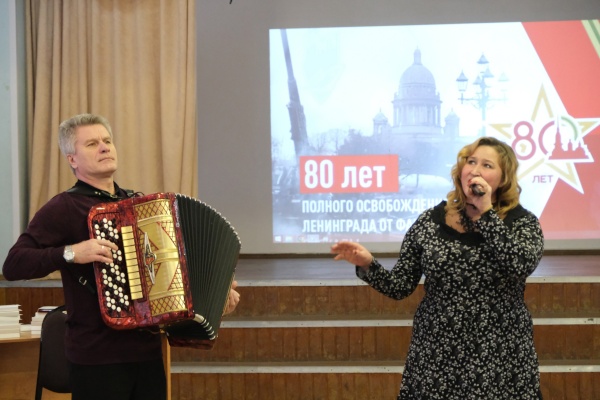 Вручение почетных знаков жителям Выборгского района «В честь 80-летия полного освобождения Ленинграда от фашистской блокады»