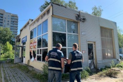 Во Фрунзенском районе освобождается незаконно занятый земельный участок: проводится демонтаж заброшенного павильона
