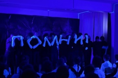 Памятные акции, концерты, театр пластики рук и создание мини-музея: в образовательных учреждениях Петродворцового района отметили День Ленинградской Победы