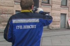 СПб ГУП «Ленсвет» защищает опоры наружного освещения и пункты питания от несанкционированных рекламных объявлений