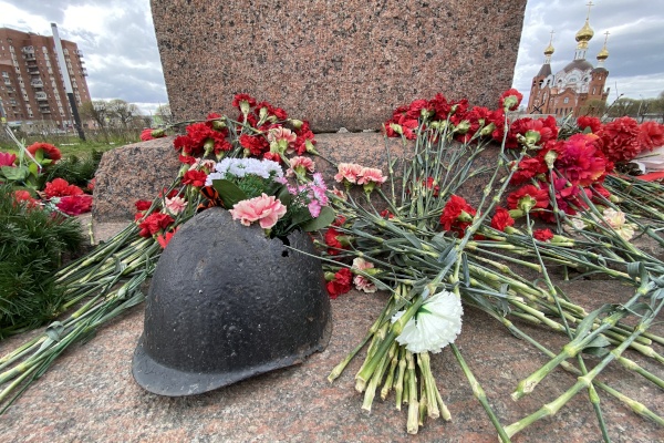 Возложение цветов к мемориалу «Воинское захоронение «Рубеж»