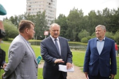 Вице-губернатор Николай Бондаренко проинспектировал ход комплексного благоустройства квартала в Калининском районе.