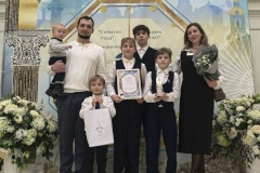 Многодетная семья из Петродворцового района удостоена звания «Петербуржцы года»