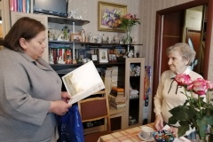 Заместитель главы администрации Анна Куваева поздравила с 90-летним юбилеем ветерана Великой Отечественной войны Здуновскую Елену Александровну
