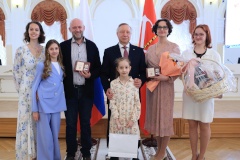 В Международный день семьи в Смольном награды получили лучшие многодетные семьи Санкт‑Петербурга