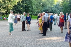 В Саду имени 9 января прошла танцевально-развлекательная встреча для жителей и гостей Кировского района Санкт‑Петербурга, посвященная советской бальной хореографии