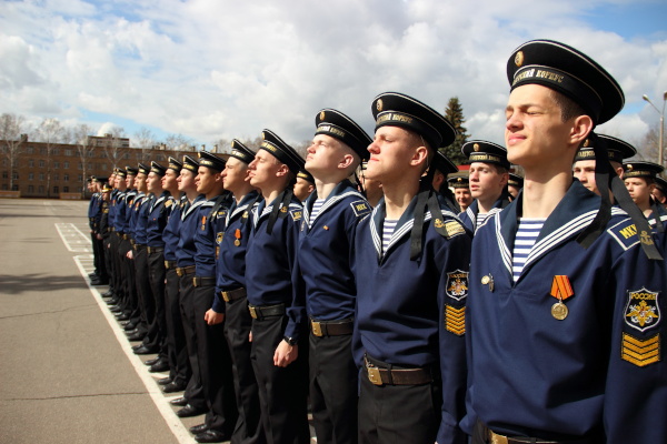 Делегация Кронштадтского района Санкт‑Петербурга посетила будущих участников парада Победы 9 мая на Красной площади - воспитанников Кронштадтского морского кадетского корпуса, которые второй месяц подряд живут в Москве