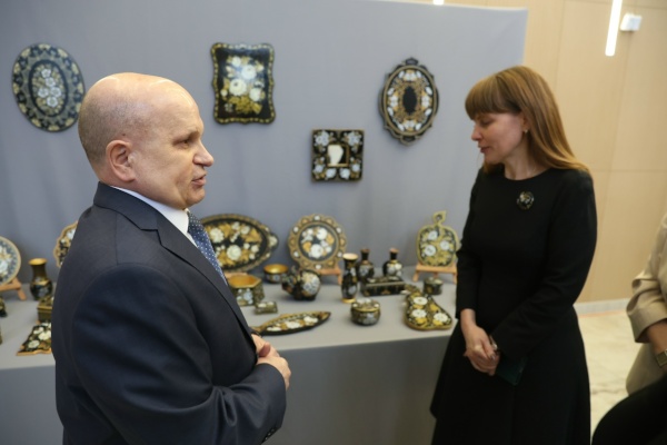 Клуб «Выборгская сторона» представил Петербургскую роспись на выставке перед отчетом главы администрации