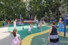 В Калининском районе комплексно благоустроили двор на Гражданском проспекте