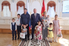 Губернатор Александр Беглов вручил ключи от пассажирского микроавтобуса семье из Невского района