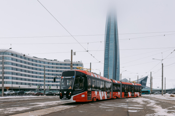 На петербургские маршруты выходят новинки: трамвай «Поларис» и троллейбус «Синара»
