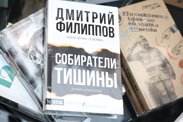Александр Беглов на XX Книжном салоне передал книги для раненых участников специальной военной операции