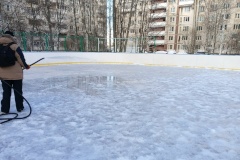 В Калининском районе приступили к заливке катков