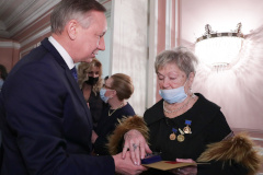 Александр Беглов поздравил с 60-летием Российский фонд мира и вручил знак отличия «За заслуги перед Санкт‑Петербургом» Лидии Ходченковой