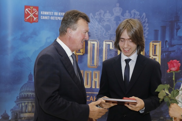 Вручение медалей и почетных знаков выпускникам школ Московского района