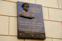 В школе № 169 состоялась торжественная церемония открытия доски, увековечивающей подвиг Героя Российской Федерации А.В. Воскресенского
