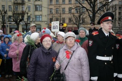 Жители Кировского района возложили цветы к памятным местам