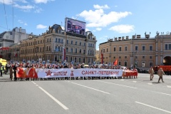 «Невероятная мощь и сила!» – жители Петродворцового района поделились впечатлениями от шествия «Бессмертного полка» по Невскому проспекту