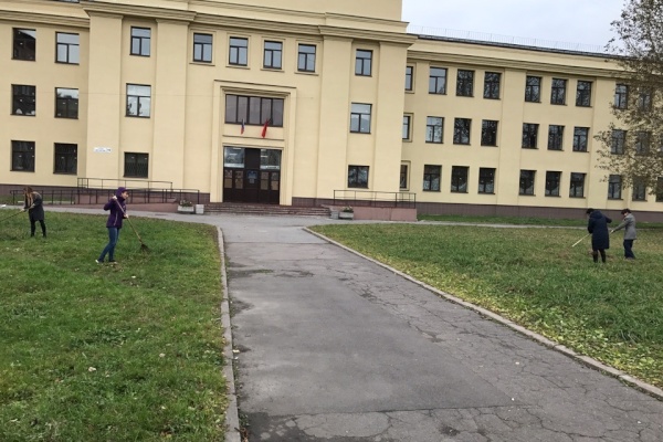В спортивной детско-юношеской школе олимпийского резерва №1 прошел субботник в рамках осеннего месячника по благоустройству