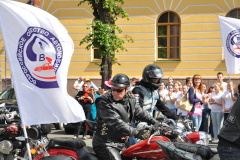 С Исаакиевской площади стартовал автопробег в честь 80-летия ГИБДД