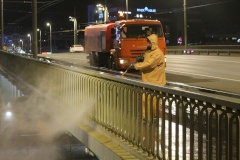 «Мостотрест» продолжает весеннюю очистку мостов, набережных и подземных переходов