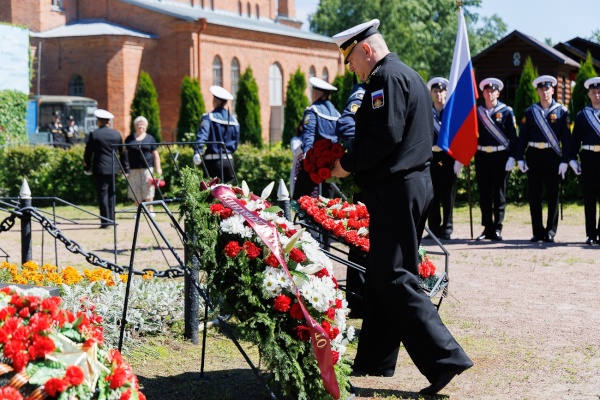 Главком ВМФ России возложил цветы и обсудил реконструкцию мемориала в Красной Слободе